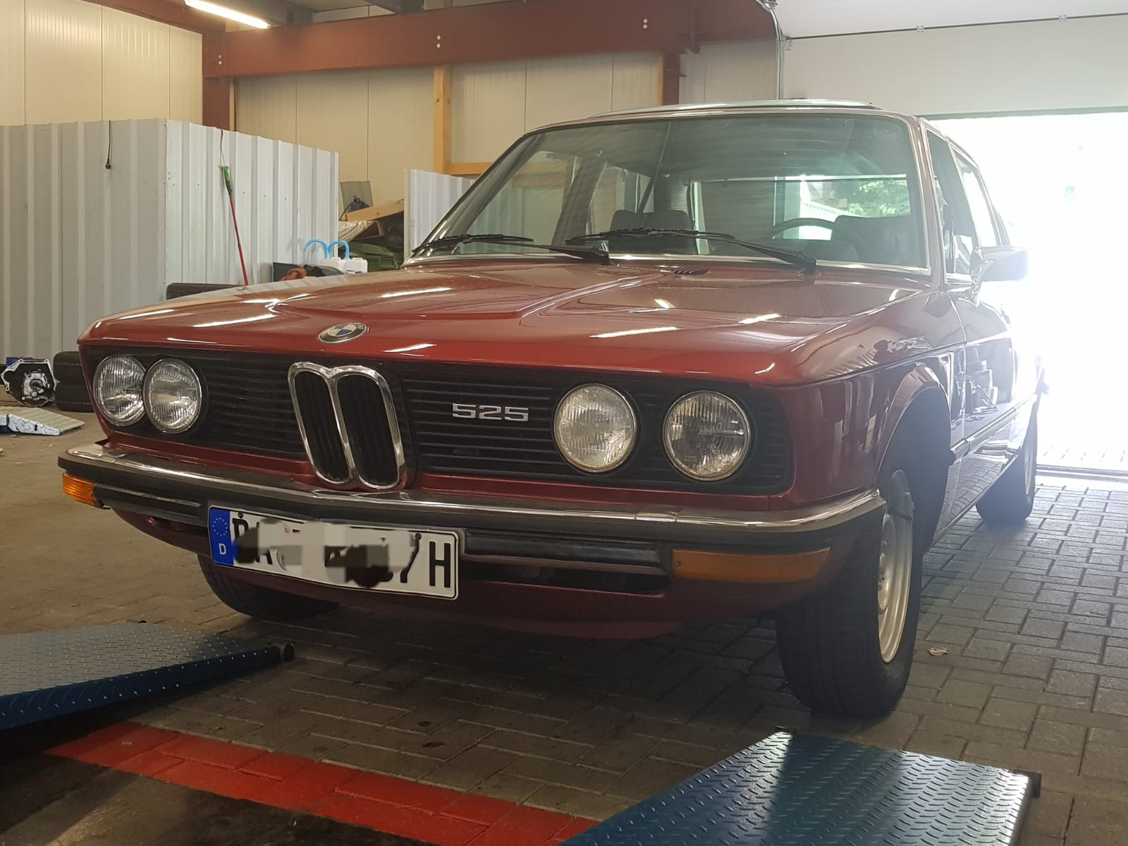 Klassischer BMW 525 in der Halle von AUTOkorrektur Gramann