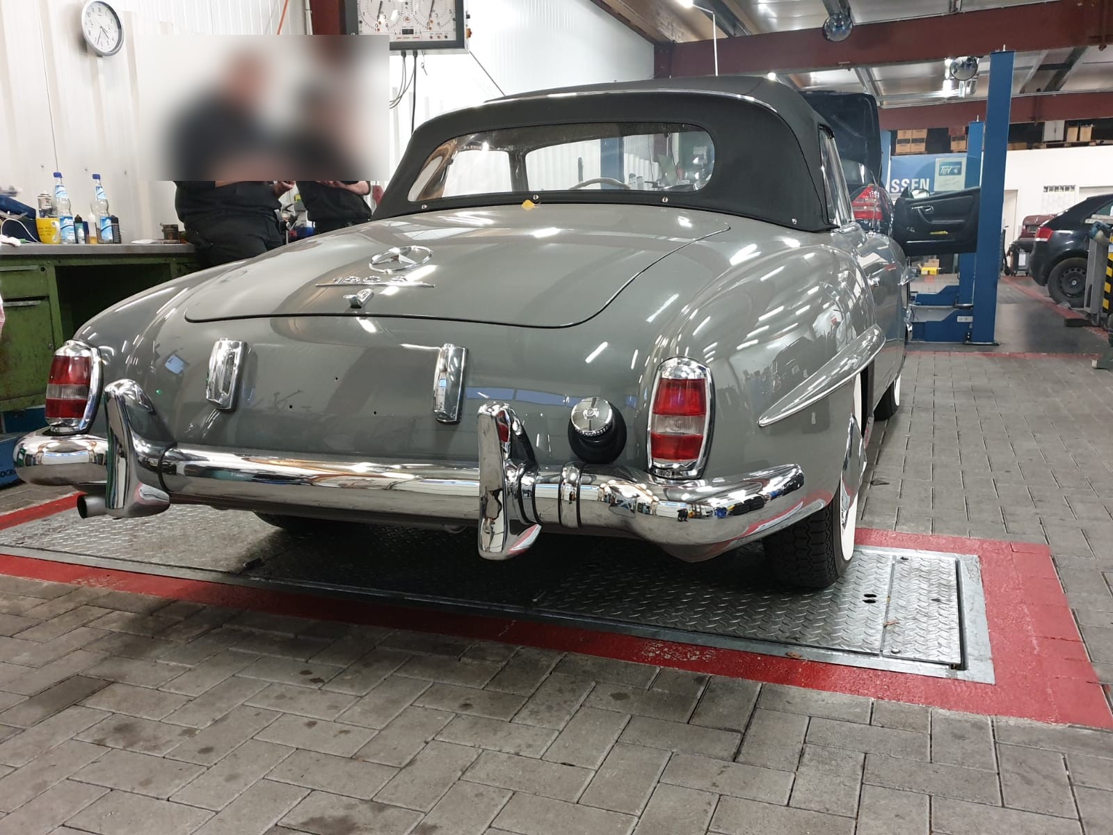 Mercedes 190 SL Cabrio auf der Hebebühne