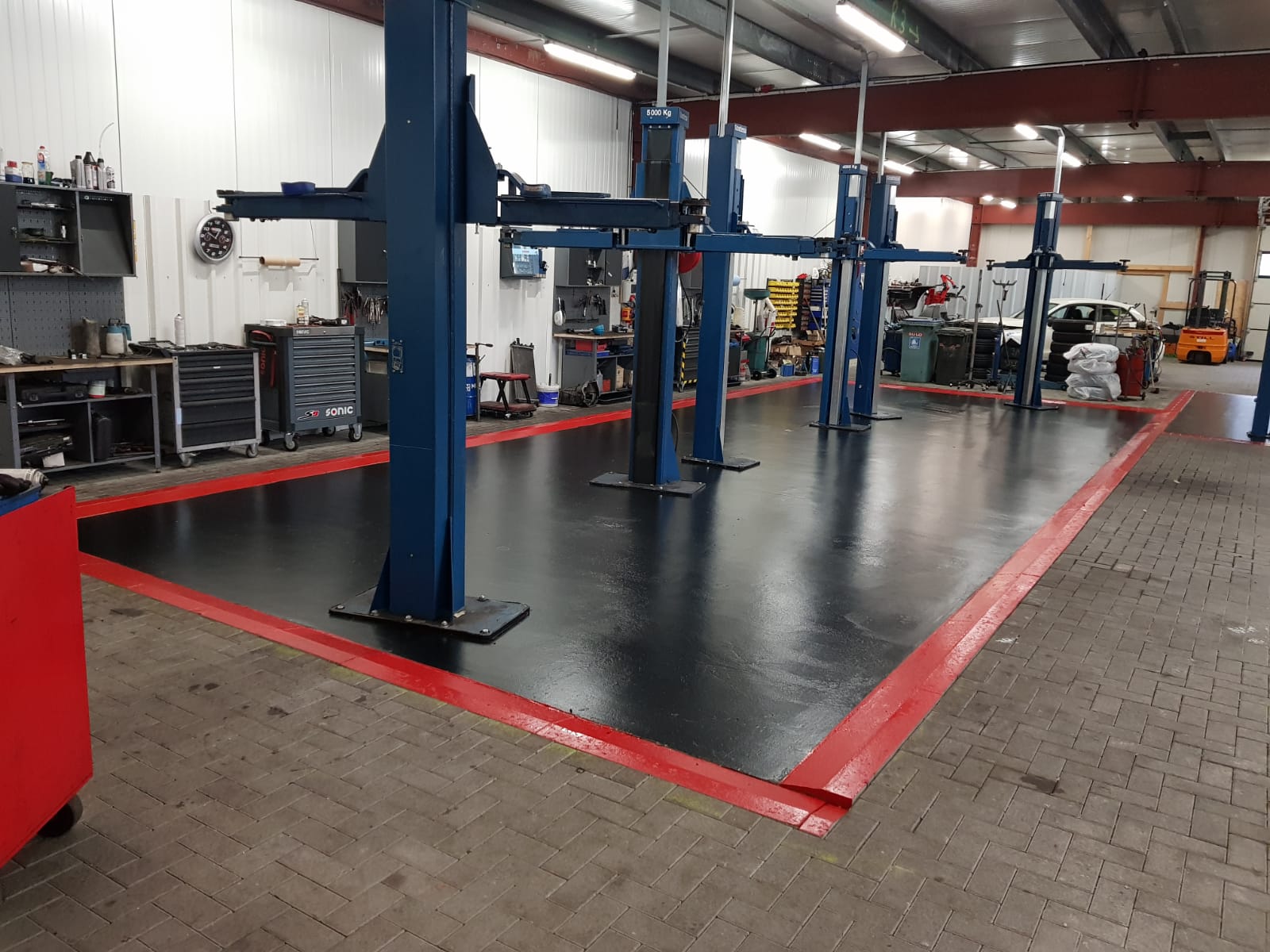 Werkstatthalle von AUTOkorrektur Gramann mit mehreren Hebebühnen