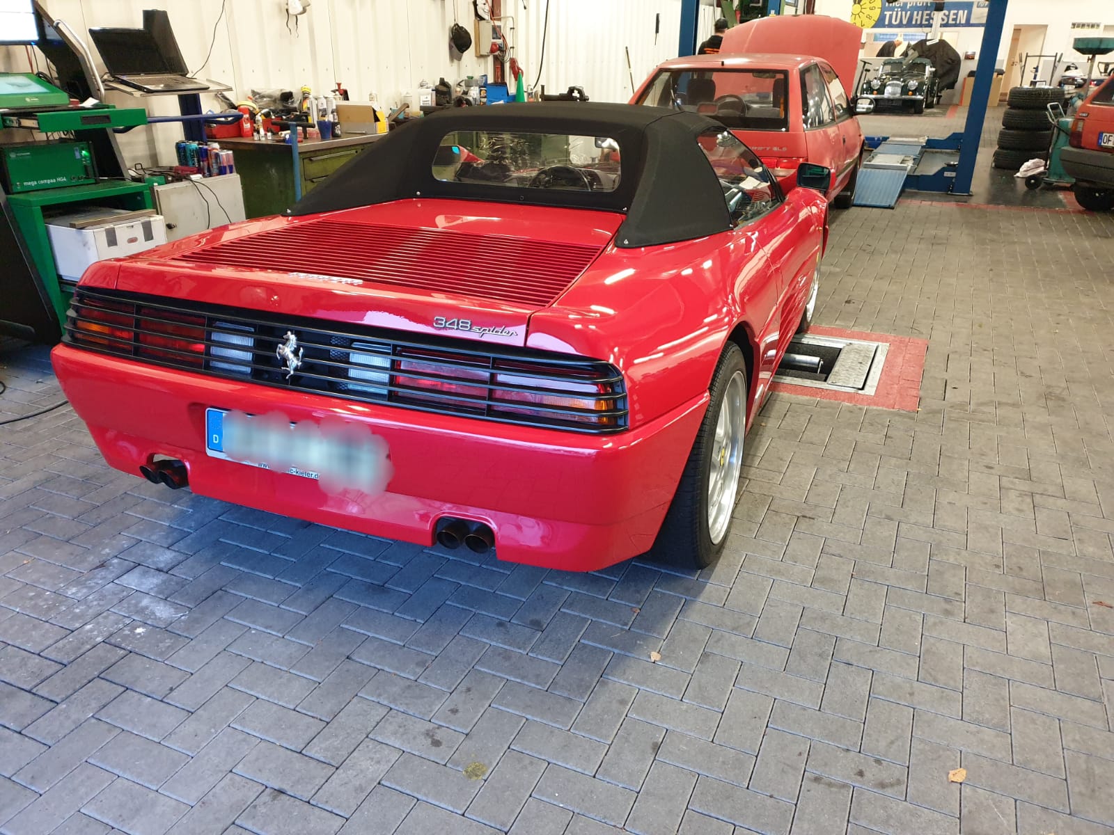 Ferrari 348 Spider auf der Hebebühne bei AUTOkorrektur Gramann