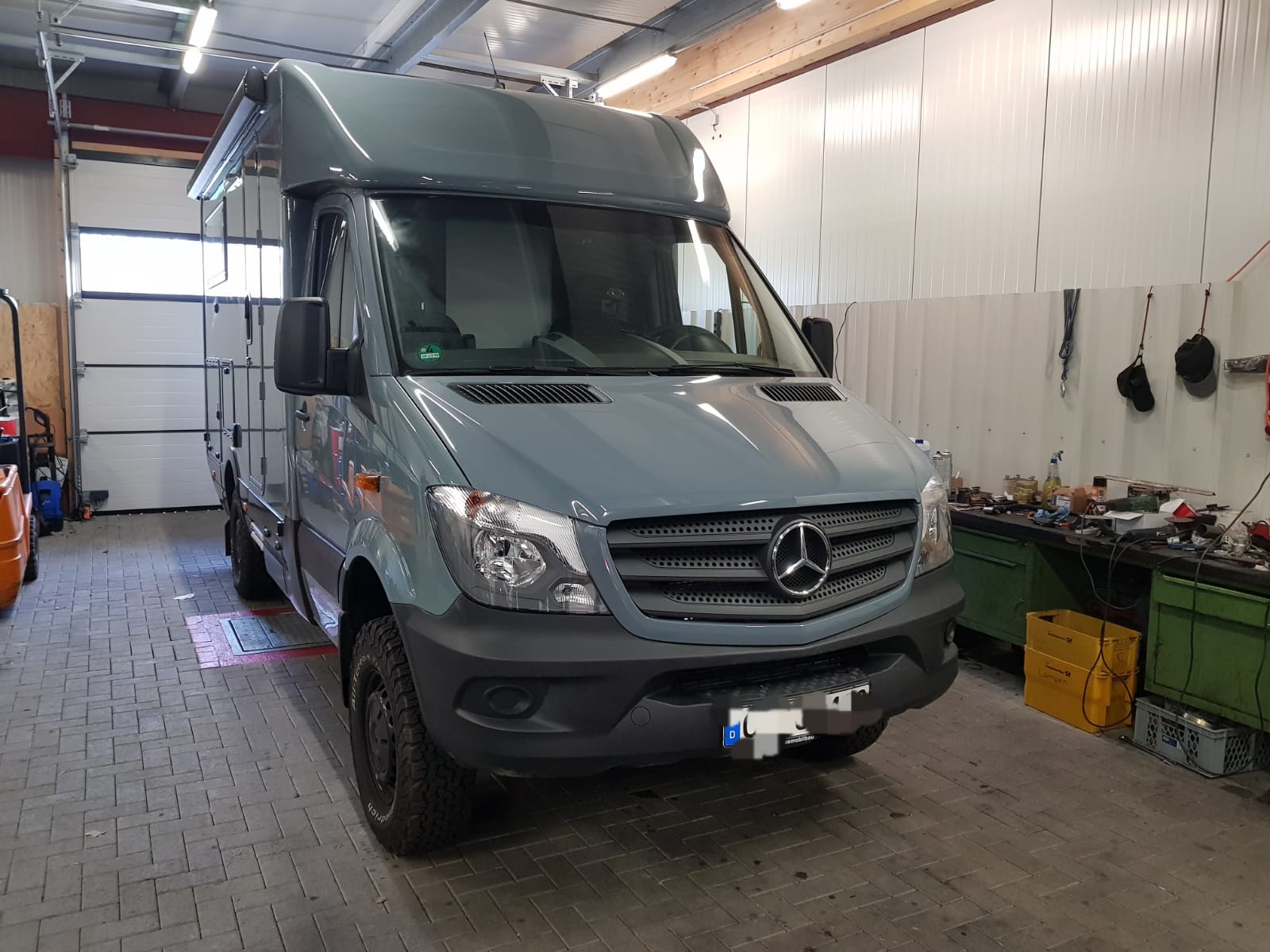 Allrad-Reisemobil auf Mercedes-Sprinter-Basis in der Werkstatt