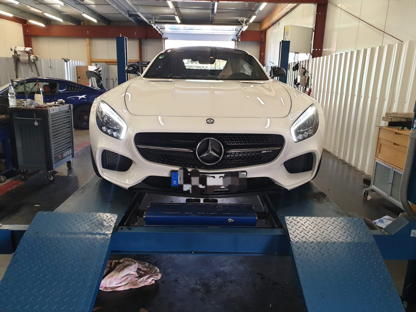 Mercedes-AMG GT auf dem Achsvermessungsstand